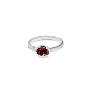 Hammer Ring in Sterling Silver With Garnet Stone